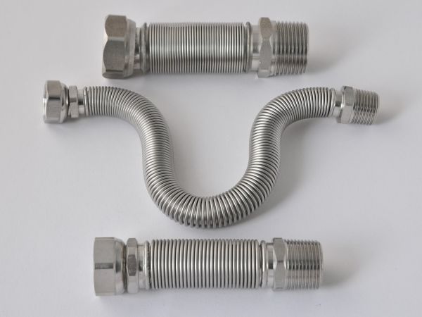 Extendible stainless steel corrugated pipe, union nut, male thread, highly flexible hose, dimensionally stable